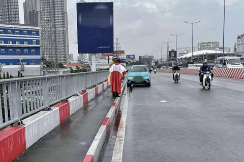 Người đàn ông bỏ lại taxi rồi nhảy cầu Sài Gòn