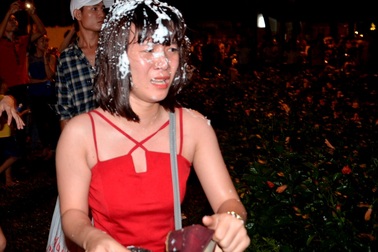 Thiếu nữ khóc thét vì bị xịt bọt tuyết vào mặt đêm Noel