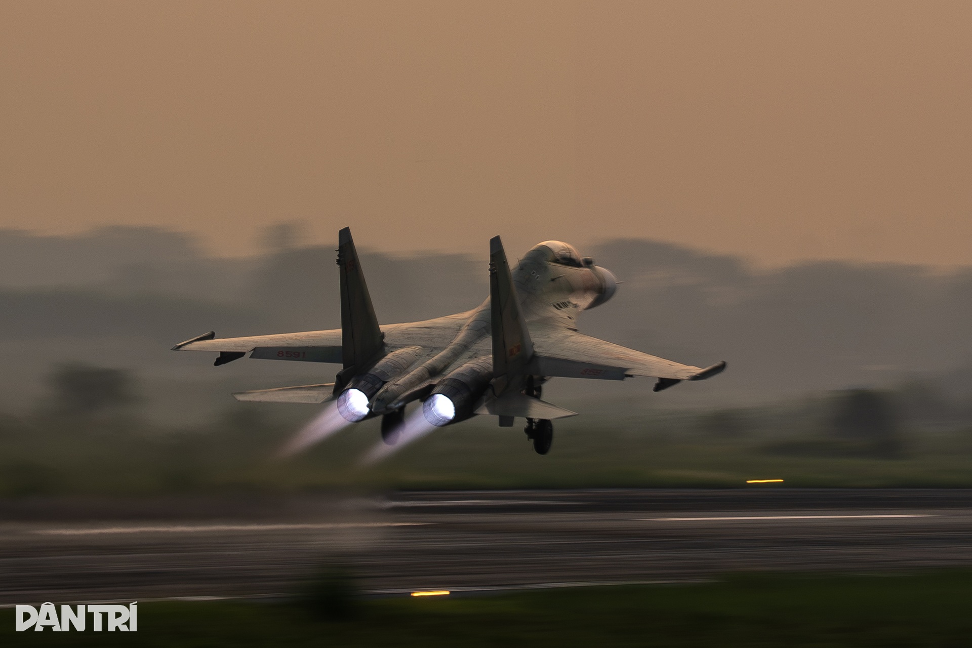 Máy bay Yak-130 xuất kích, lần đầu bay đội hình 6 chiếc hình tam giác ở Kép - 2 Máy bay Yak-130 xuất kích, lần đầu bay đội hình 6 chiếc hình tam giác ở Kép - 2