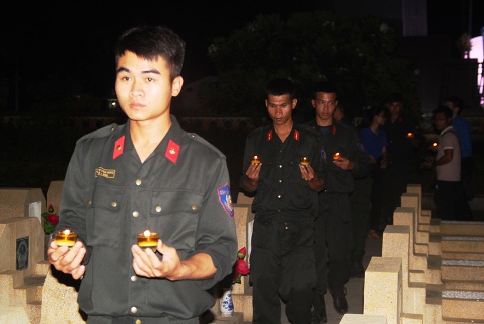10.000 đoàn viên thanh niên thắp nến tri ân tại 105 nghĩa trang liệt sĩ - 1 10.000 đoàn viên thanh niên thắp nến tri ân tại 105 nghĩa trang liệt sĩ - 1