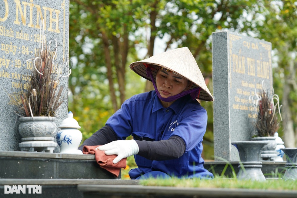 Những người phụ nữ làm công việc trông mộ, giúp việc cho... người chết - 1 Những người phụ nữ làm công việc trông mộ, giúp việc cho... người chết - 1