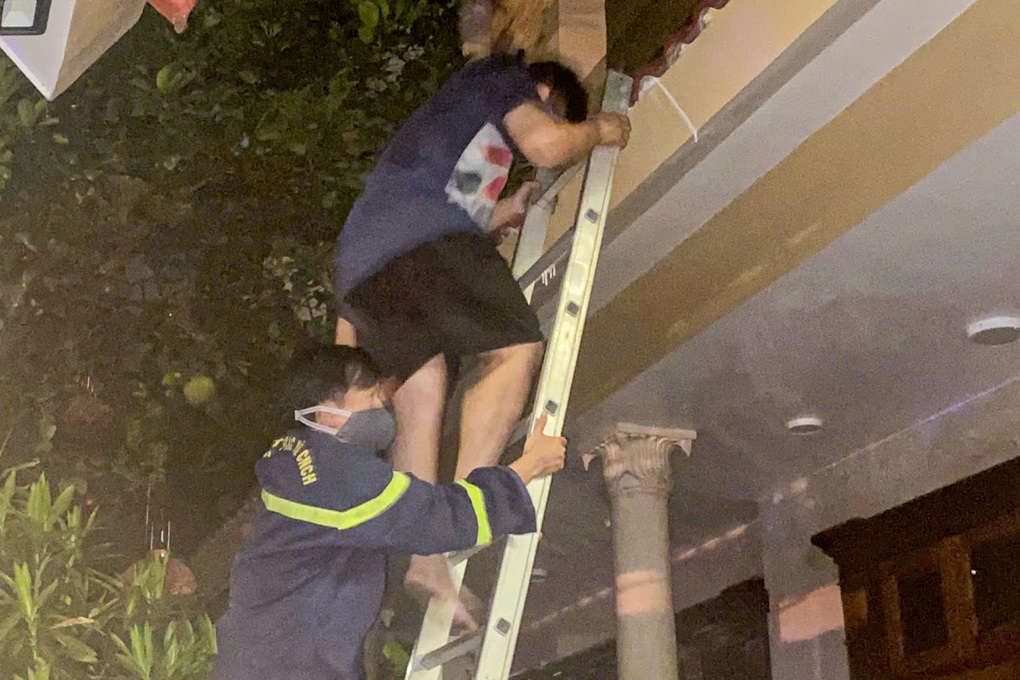 Cảnh sát giải cứu 5 người thoát khỏi ngôi nhà cháy trong đêm - 1 Cảnh sát giải cứu 5 người thoát khỏi ngôi nhà cháy trong đêm - 1