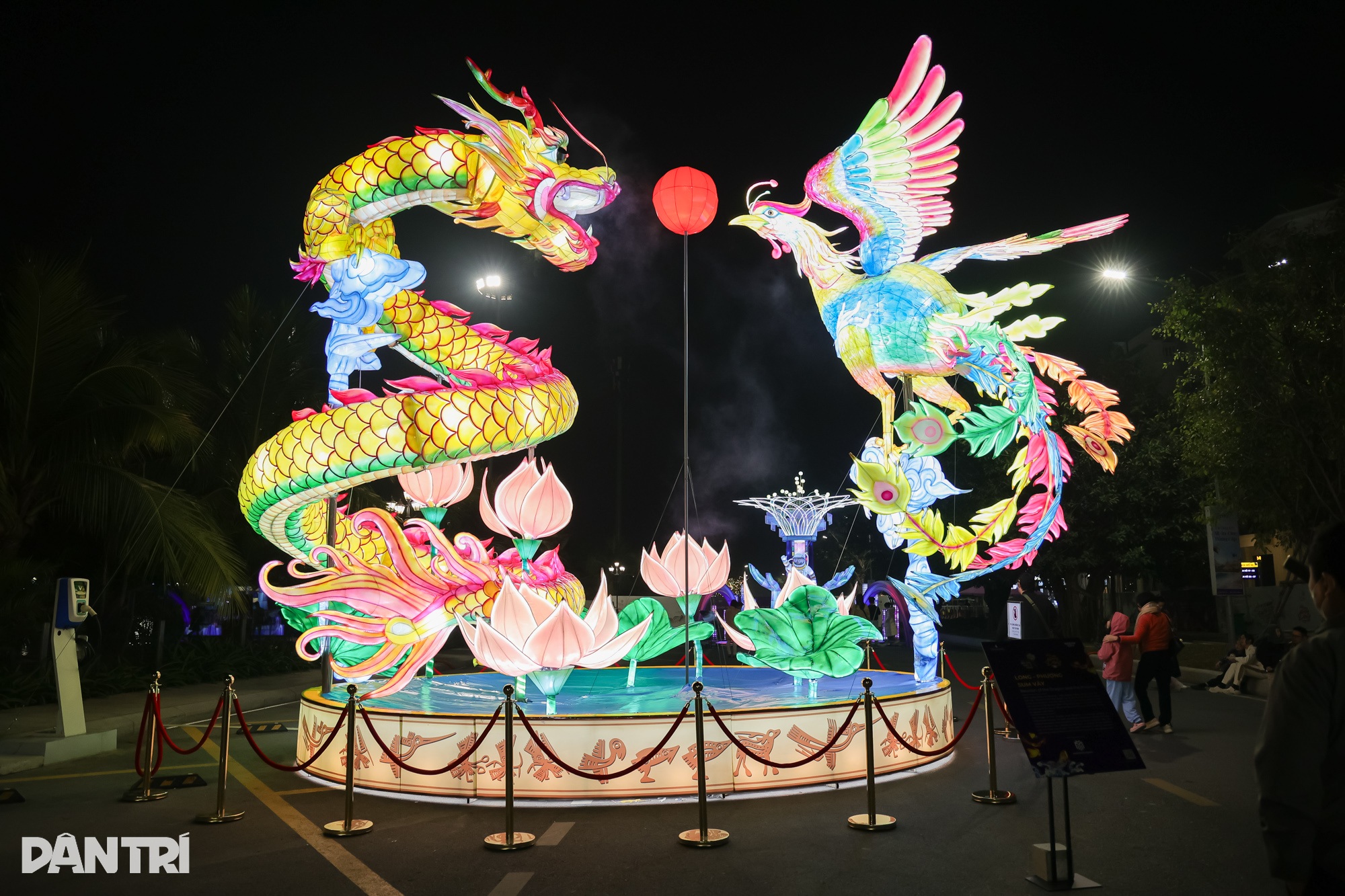 ໂຄມໄຟຂະໜາດໃຫຍ່ 70 ແມັດ ສ້າງຄວາມແປກໃຈໃຫ້ນັກທ່ອງທ່ຽວຊາວຍີ່ປຸ່ນ: ຊາວຫວຽດນາມ ມີຄວາມຄິດສ້າງສັນ! - 6 Đèn lồng khổng lồ 70m làm khách Nhật bất ngờ: Người Việt quá sáng tạo! - 6