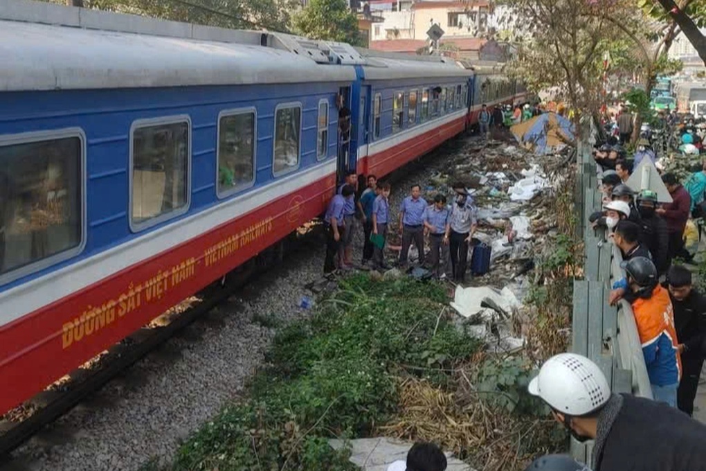 Hà Nội: Người đàn ông đi xe máy va chạm với tàu hỏa, tử vong - 1 Hà Nội: Người đàn ông đi xe máy va chạm với tàu hỏa, tử vong - 1