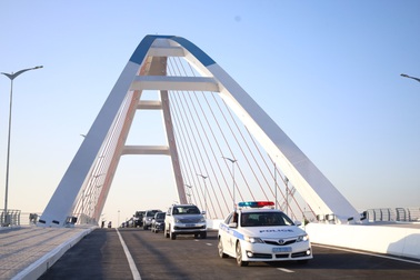 Dỡ bỏ biển cấm gây bất bình trên cầu 800 tỷ ở Cần Thơ