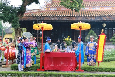 Hoàng cung Huế dựng cây Nêu và gói bánh Tết