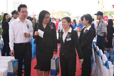 Nghị định “cấm” tặng quà trong các buổi lễ là… lạm quyền