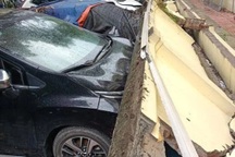 12 ô tô bị tường đổ vào, chủ xe sẽ được bảo hiểm chi trả ra sao?