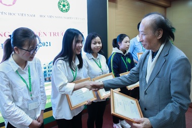 Trao tặng sinh viên Nông nghiệp Việt Nam 10 suất học bổng trị giá 2.500 USD