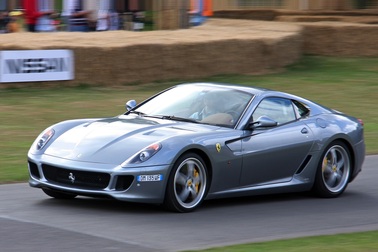 Thêm siêu xe Ferrari vô chủ tại cảng Đình Vũ