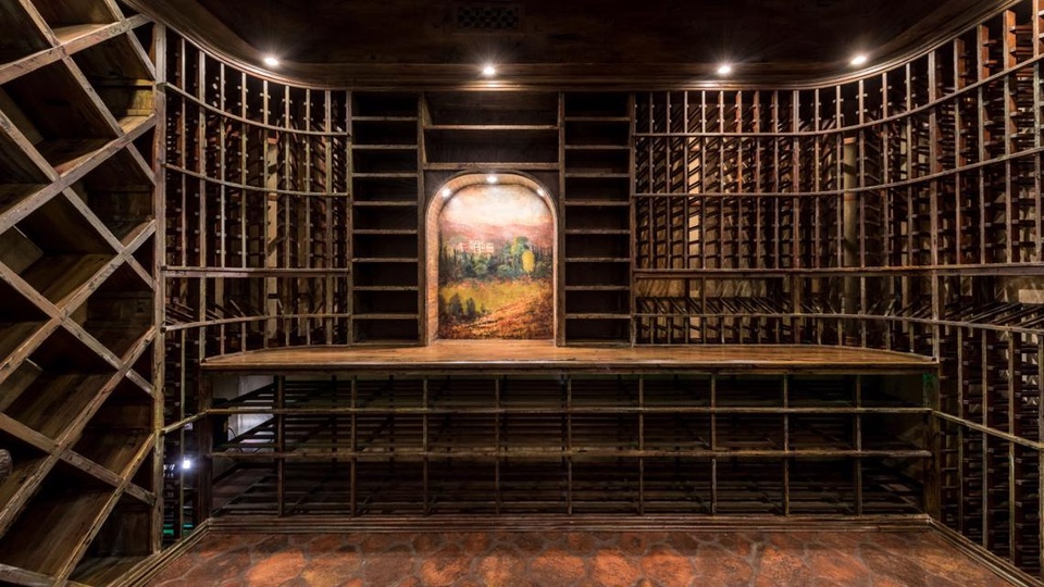 Dinh thự xa hoa như cung điện của tỷ phú điện ảnh nổi tiếng - 7