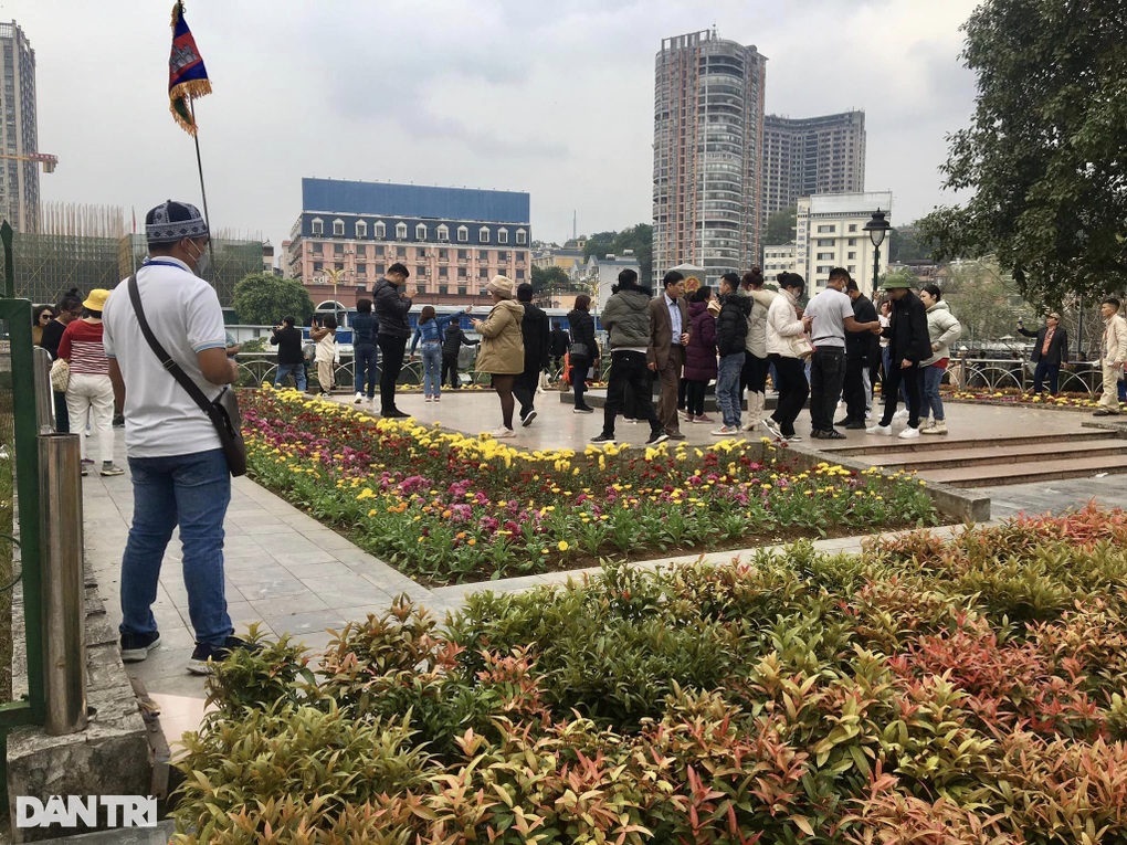 Ngày mùng 7 Tết, hàng ngàn người tới thăm Cửa khẩu quốc tế Lào Cai - 2 Ngày mùng 7 Tết, hàng ngàn người tới thăm Cửa khẩu quốc tế Lào Cai - 2