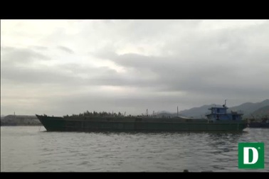 Bắt giữ tàu xả chất thải ra biển