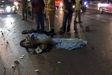 Thanh niên nằm rạp trên xe máy phóng như bay, đâm vào xe tải tử vong