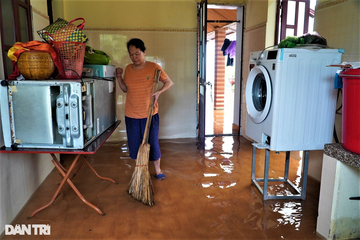 Chợ, ao cá chìm trong nước lũ sau mưa lớn đầu mùa - 5 Chợ, ao cá chìm trong nước lũ sau mưa lớn đầu mùa - 5