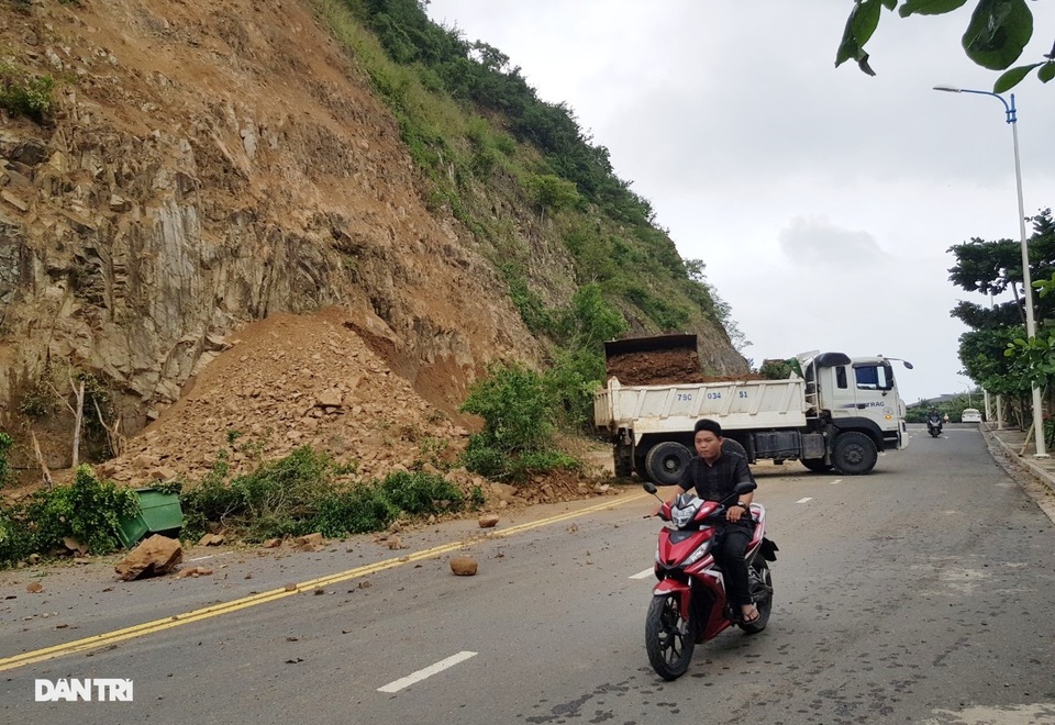 Hàng nghìn m3 đất đá sạt lở chẹn cửa ngõ phía bắc Nha Trang - 4 Hàng nghìn m3 đất đá sạt lở chẹn cửa ngõ phía bắc Nha Trang - 4