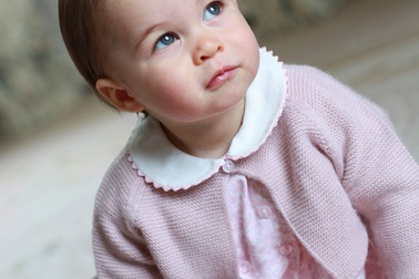 Công chúa nhỏ nước Anh tròn một tuổi siêu dễ thương