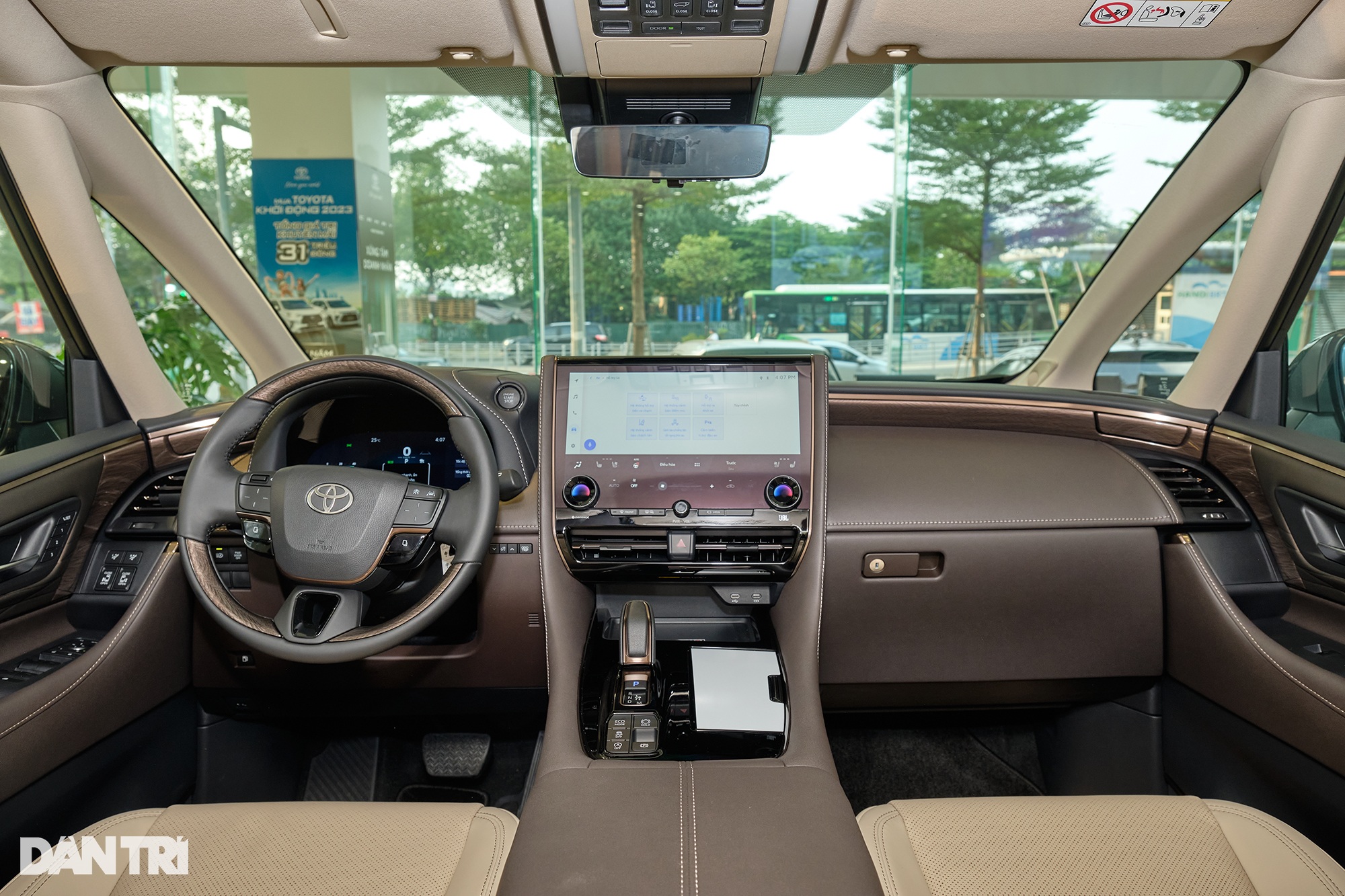 View - Khám phá Toyota Alphard mới, có gì để xứng danh "chuyên cơ mặt đất"? | Báo Dân trí