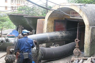 Bục túi nước, 4 công nhân mỏ mắc kẹt dưới lòng đất