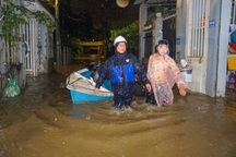 Người dân chới với vì lũ bất thường