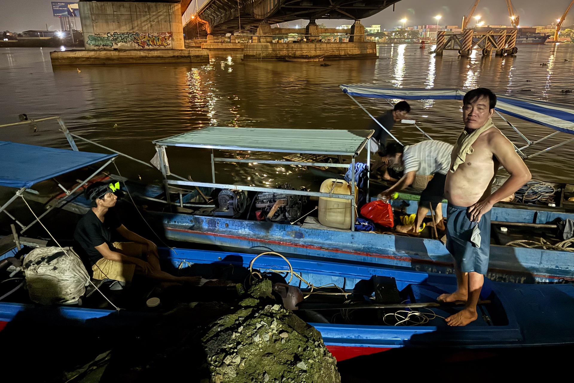 Nhóm thợ lặn trắng đêm dầm mình dưới sông trục vớt ô tô rơi cầu Đồng Nai - 9 Nhóm thợ lặn trắng đêm dầm mình dưới sông trục vớt ô tô rơi cầu Đồng Nai - 9