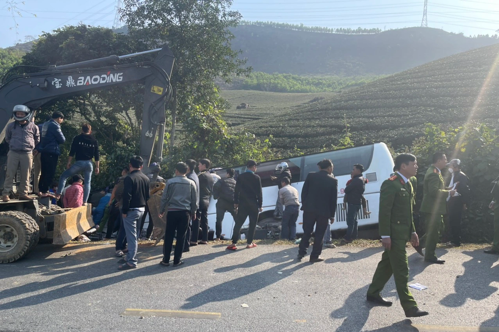 Xe khách lật ở Phú Thọ, 10 người bị thương - 1 Xe khách lật ở Phú Thọ, 10 người bị thương - 1