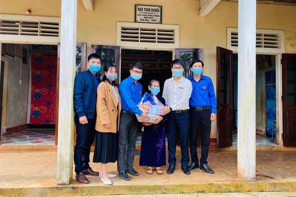 Tuổi trẻ Quảng Trị thăm hỏi, tặng quà các Bà mẹ Việt Nam anh hùng - 3 Tuổi trẻ Quảng Trị thăm hỏi, tặng quà các Bà mẹ Việt Nam anh hùng - 3