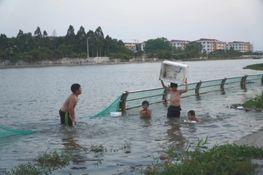 Chủ đầu tư tự "vẽ" đường đi dạo khiến hồ chống ngập bị... ngập quanh năm