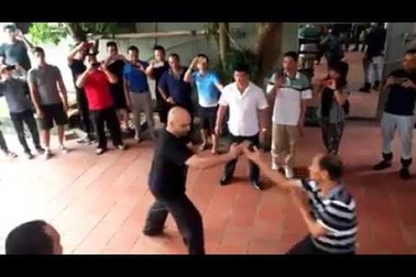 Trận đấu giữa Flores và võ sư Trần Lê Hoài Linh