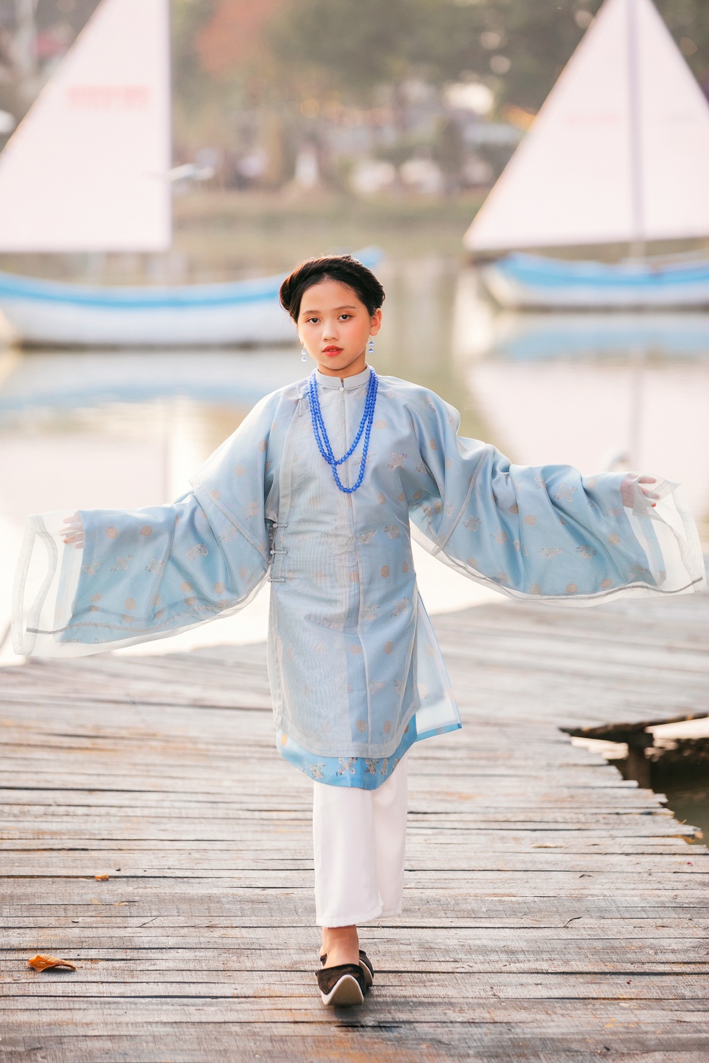 Nổi da gà với bộ sưu tập cổ trang trong show của siêu mẫu Xuân Lan - 2 Nổi da gà với bộ sưu tập cổ trang trong show của siêu mẫu Xuân Lan - 2