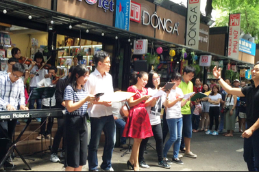 Chơi nhạc đường phố, bạn trẻ “rủ rê” được nghệ sĩ nổi tiếng