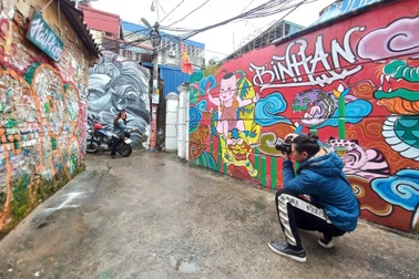 Thợ xăm hình bỏ tiền túi vẽ tranh, biến ngõ nhỏ thành điểm checkin cực chất