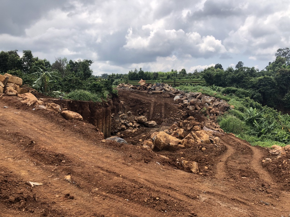 Gia Lai: Đá tặc mở đại công trường rầm rộ gần trụ sở Uỷ ban xã - 10 Gia Lai: Đá tặc mở đại công trường rầm rộ gần trụ sở Uỷ ban xã - 10