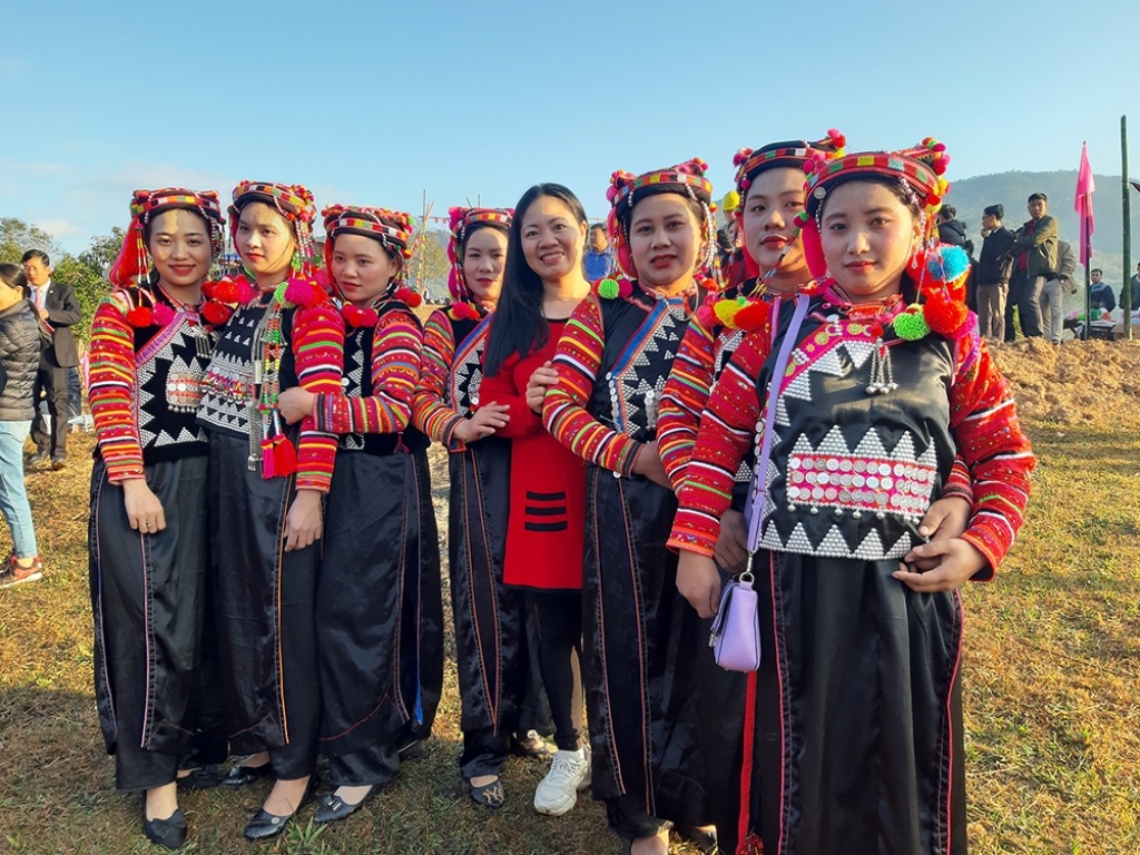 Người Hà Nhì ở Sín Thầu đi hội.jpg Người Hà Nhì ở Sín Thầu đi hội.jpg