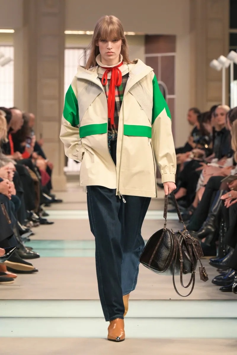 View - Lisa diện đồ xẻ ngực gợi cảm, gặp gỡ "người tình màn ảnh" của Kim Soo Hyun | Báo Dân trí