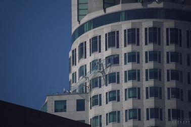 Run rẩy trải nghiệm cầu trượt bằng kính