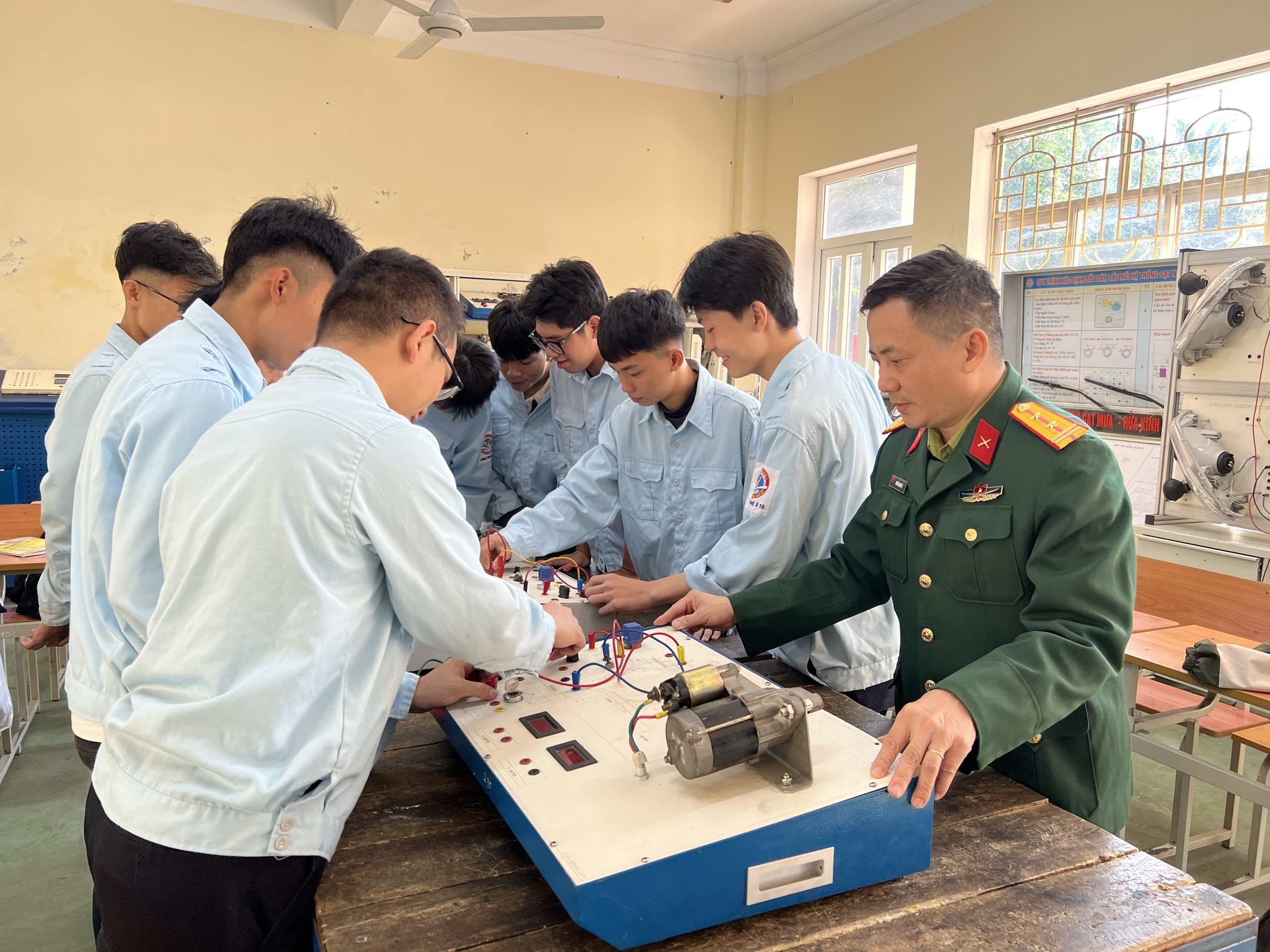 Gia tài nghiên cứu khoa học của giảng viên trường nghề mang áo lính - 5