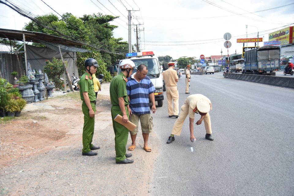 Vụ ô tô đưa rước “đánh rơi” 2 học sinh: Tài xế dùng bằng giả - 1 Vụ ô tô đưa rước “đánh rơi” 2 học sinh: Tài xế dùng bằng giả - 1