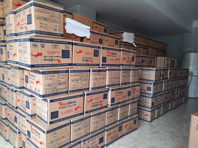 Thu giữ hàng triệu chiếc khẩu trang, găng tay trôi nổi - Ảnh 3. Thu giữ hàng triệu chiếc khẩu trang, găng tay trôi nổi - Ảnh 3.