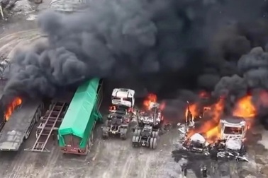 Cháy lớn thiêu rụi nhiều container ở Hải Dương