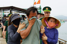 4 tàu cá bị giông lốc đánh chìm: Ngư dân 24 giờ bám thùng nước trôi dạt