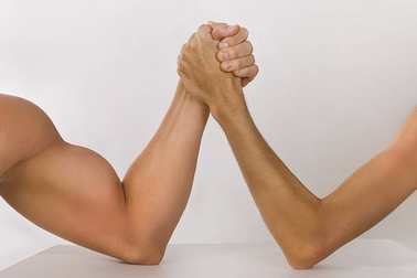 Bị đánh bại trong trò vật tay, cha tức giận nổ súng dọa con trai