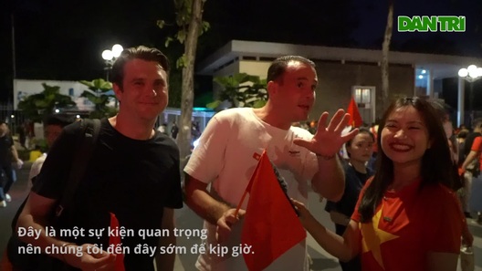 Biển người phủ kín đường phố TPHCM, háo hức chờ diễu binh, diễu hành