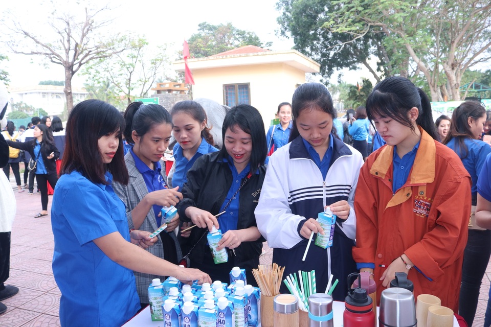 Tuyên truyền bảo vệ môi trường với triển lãm Vì một Việt Nam không rác thải nhựa” - 1 Tuyên truyền bảo vệ môi trường với triển lãm Vì một Việt Nam không rác thải nhựa” - 1