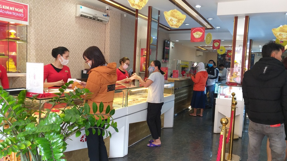Sợ dịch Corona, các tiệm vàng trên cả nước vắng lặng trong ngày vía Thần Tài - 2 Sợ dịch Corona, các tiệm vàng trên cả nước vắng lặng trong ngày vía Thần Tài - 2