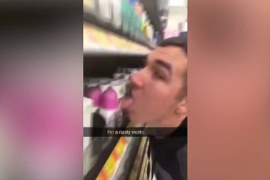 Tự quay clip liếm đồ trong siêu thị, thanh niên thách thức “ai sợ corona?”