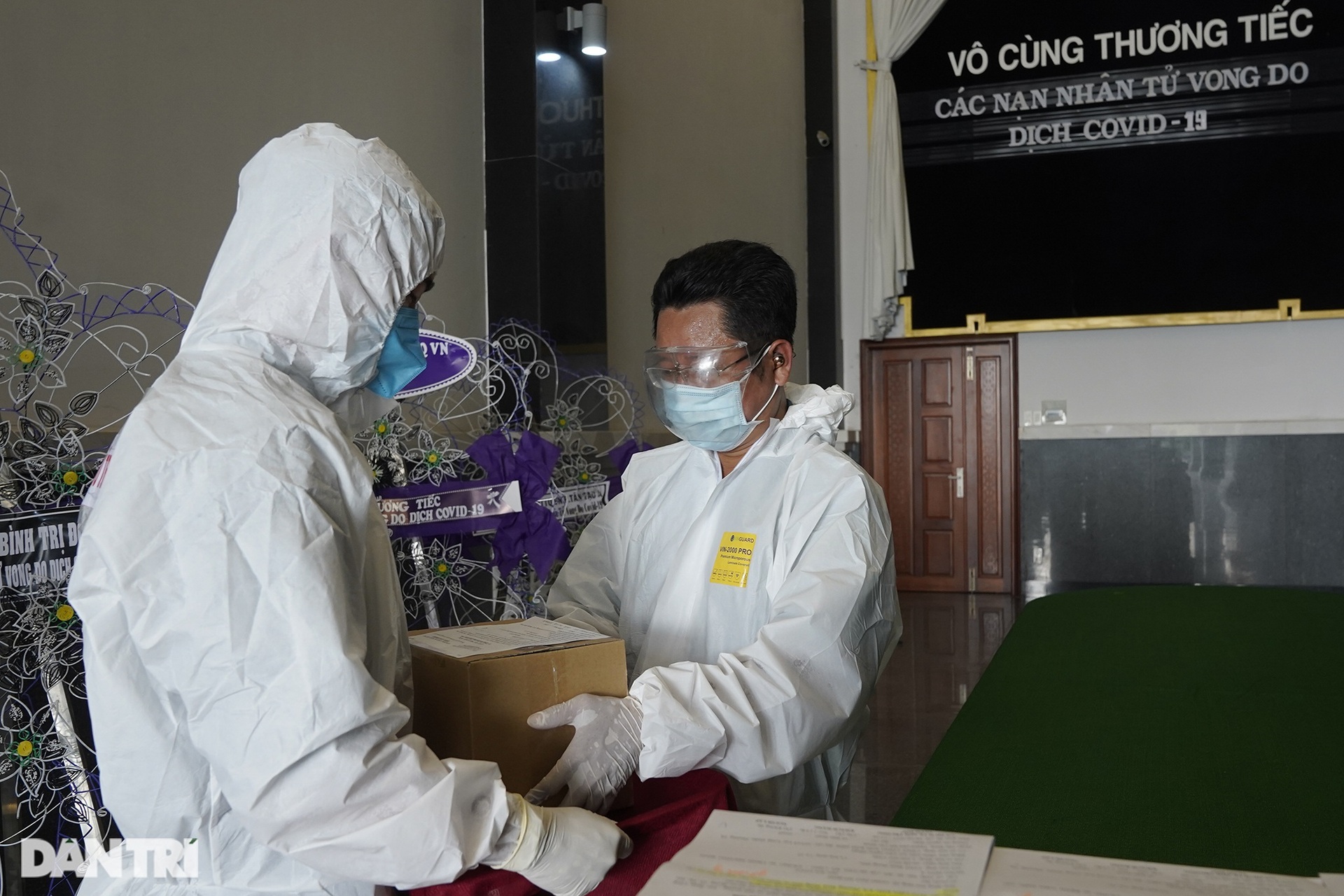 Đội quân sáng đưa tro cốt người mất, trưa dọn điểm tiêm, chiều đi khử khuẩn - 2 Đội quân sáng đưa tro cốt người mất, trưa dọn điểm tiêm, chiều đi khử khuẩn - 2