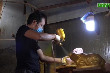 "Hái" tiền triệu từ nghề sơn vẽ, trang trí trâu đất dịp Tết