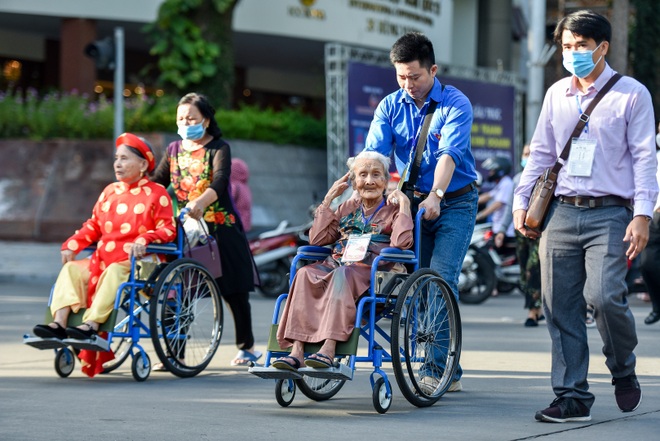 Đoàn 300 mẹ Việt Nam anh hùng xúc động vào Lăng viếng Bác - 3 Đoàn 300 mẹ Việt Nam anh hùng xúc động vào Lăng viếng Bác - 3