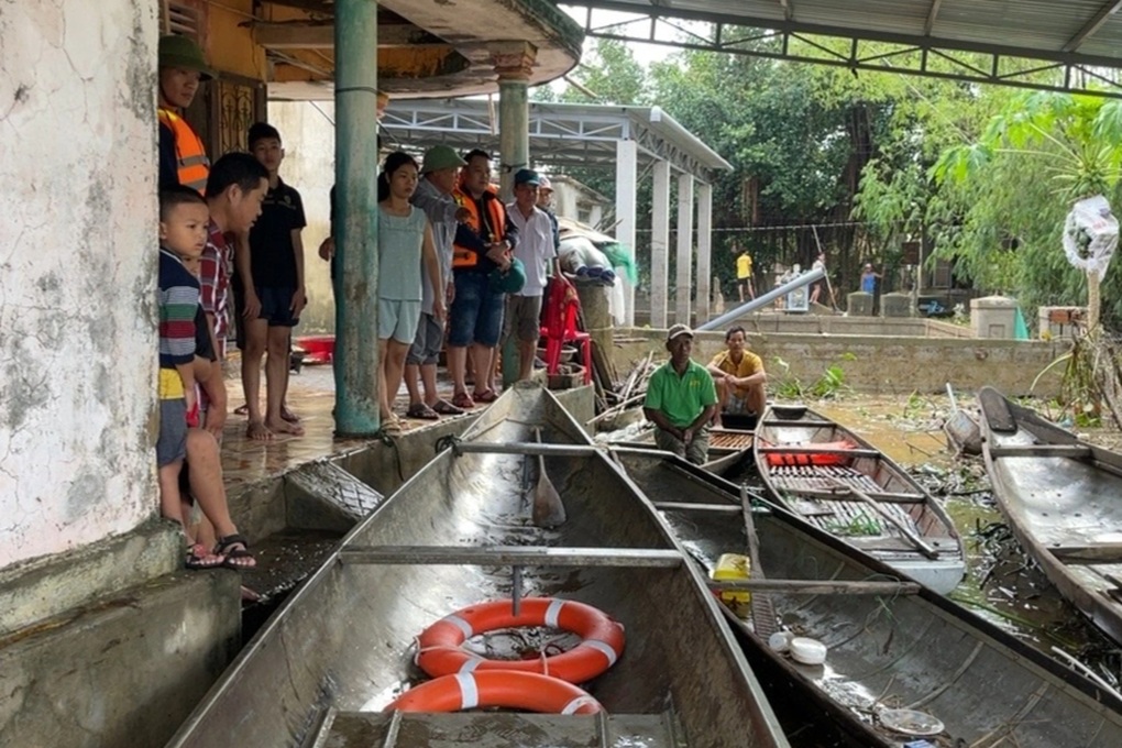 Hai bé trai sinh đôi chết đuối trong sân nhà ngập nước - 1